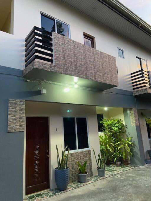Estilo Apartment 2-Storey Clarin  Экстерьер фото